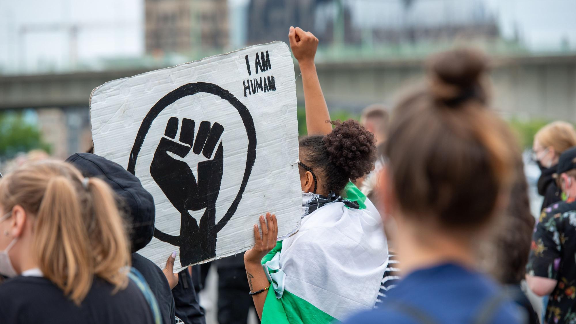 Auf dem Foto ist ein Black Lives Matters-Plakat bei einer Demonstration gegen Rassismus an der Deutzer Werft in Köln zu sehen. Foto: Uwe Weiser