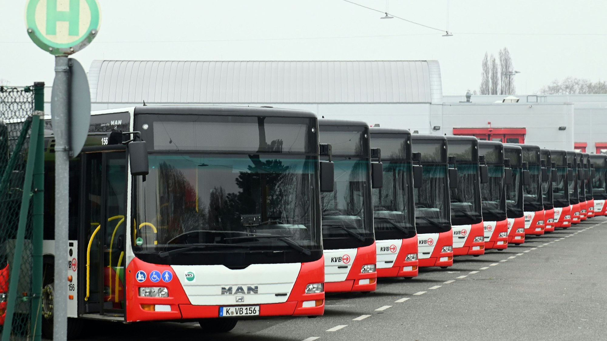11.03.2025 Köln. KVB Streik. Der Betriebshof auf der Friedrich-Karl-Straße. Foto: Alexander Schwaiger