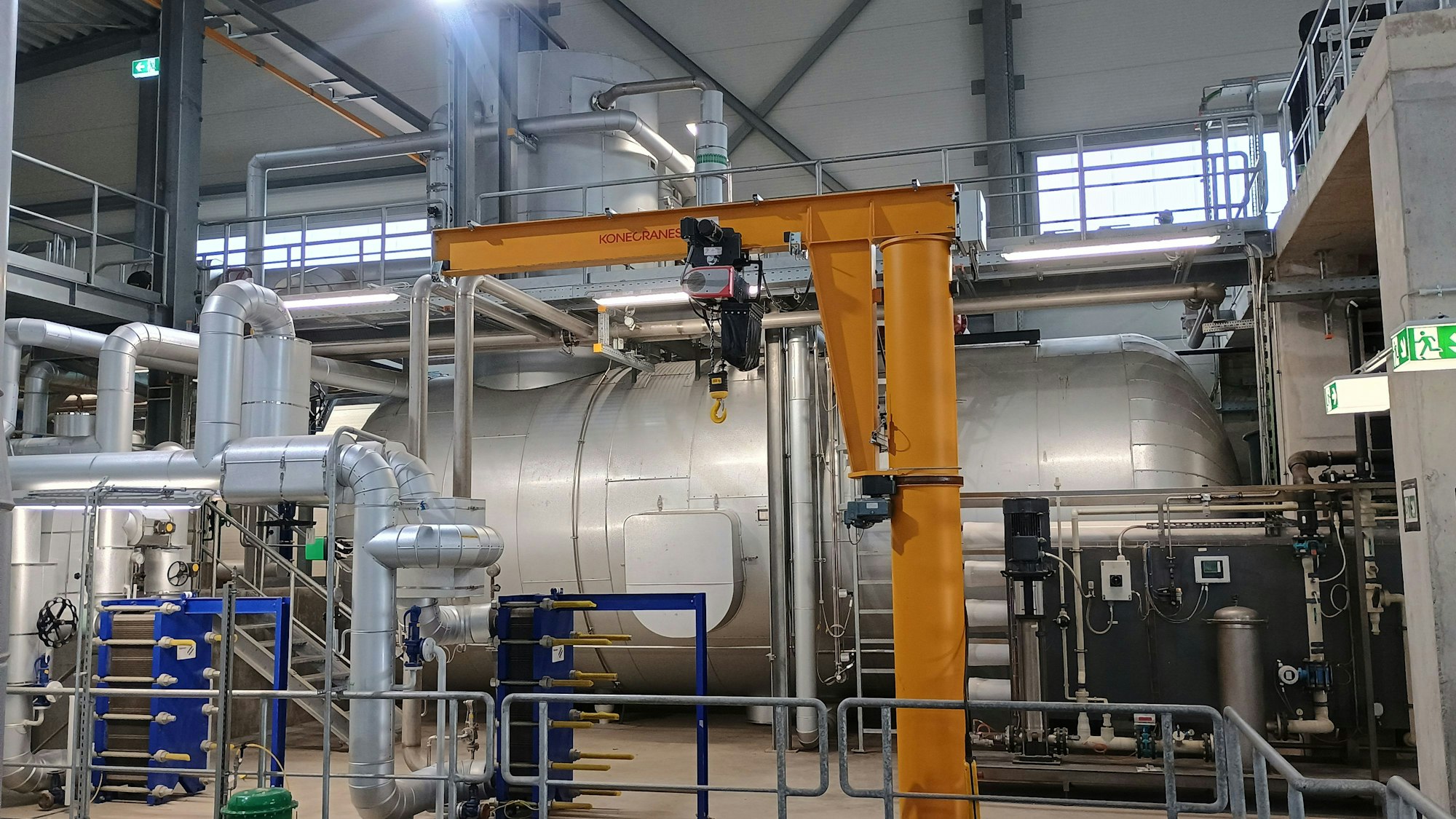 Der Abhitzkessel ist aus Metall und ein länglicher Zylinder. Er ist umgeben von zahlreichen Rohren.