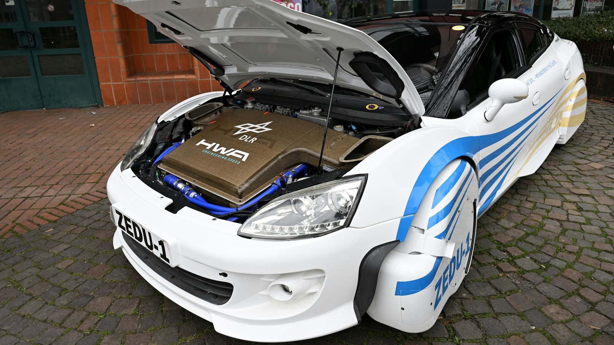 Das Filter- und Reinigungssystem unter der Motorhaube sorgt dafür, dass der Prototyp fast emissionsfrei fährt. Das ist besser für Umwelt und Gesundheit.