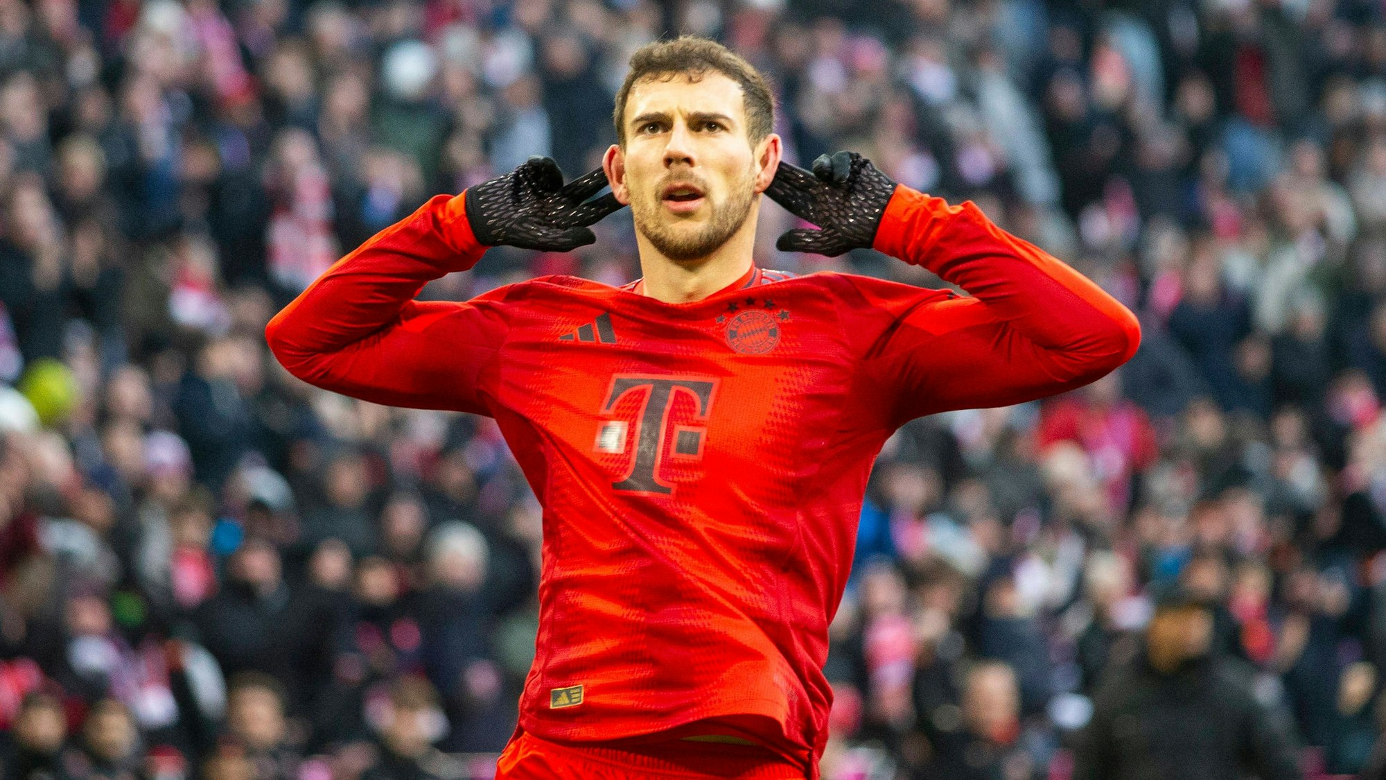 Leon Goretzka jubelt im Dress von Bayern München.