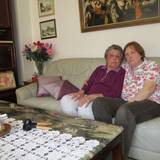 Lilly und ihre Tochter Brigitte Rostock (r.) in ihrer Wohnung in Bickendorf.