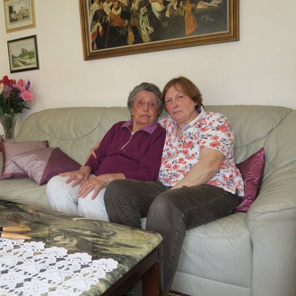 Lilly und Brigitte Rostock (r.) im Wohnzimmer.