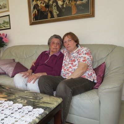 Lilly und Brigitte Rostock (r.) im Wohnzimmer.