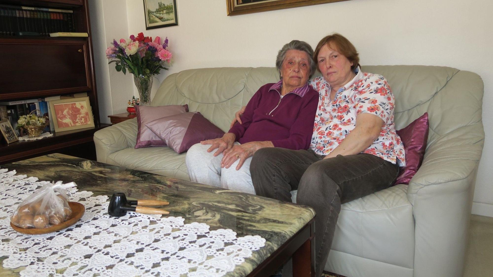 Lilly und ihre Tochter Brigitte Rostock (r.) in ihrer Wohnung in Bickendorf.