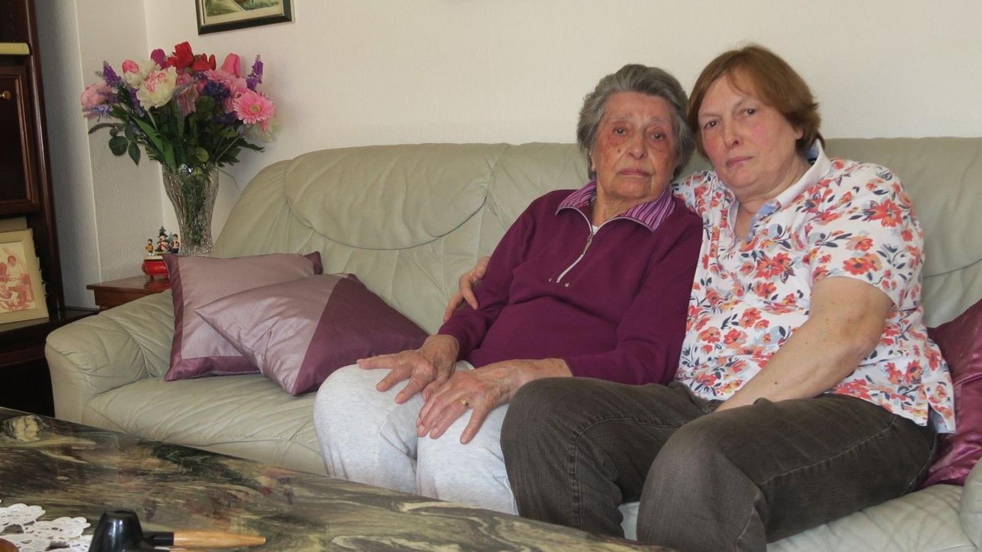 Lilly und Brigitte Rostock (r.) im Wohnzimmer.