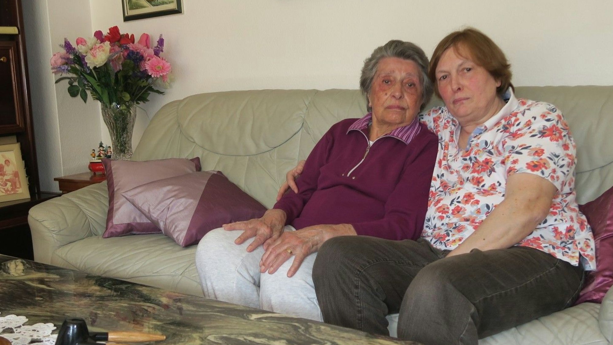 Lilly und Brigitte Rostock (r.) im Wohnzimmer.