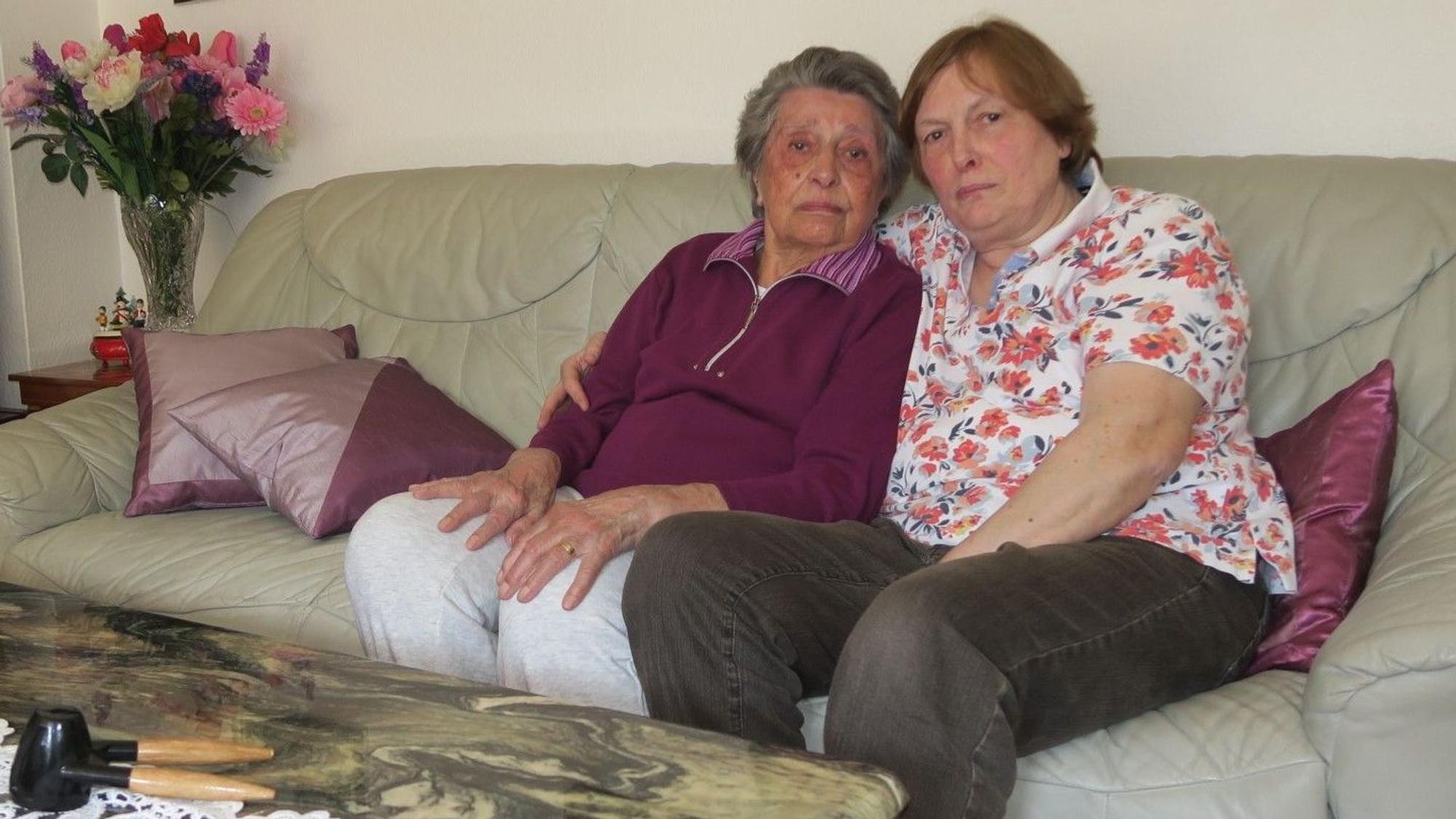 Lilly und ihre Tochter Brigitte Rostock (r.) in ihrer Wohnung in Bickendorf.