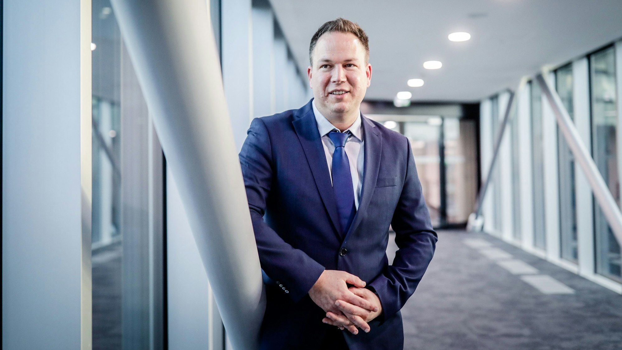 Marcel Winter ist im Halbporrtät zu sehen.