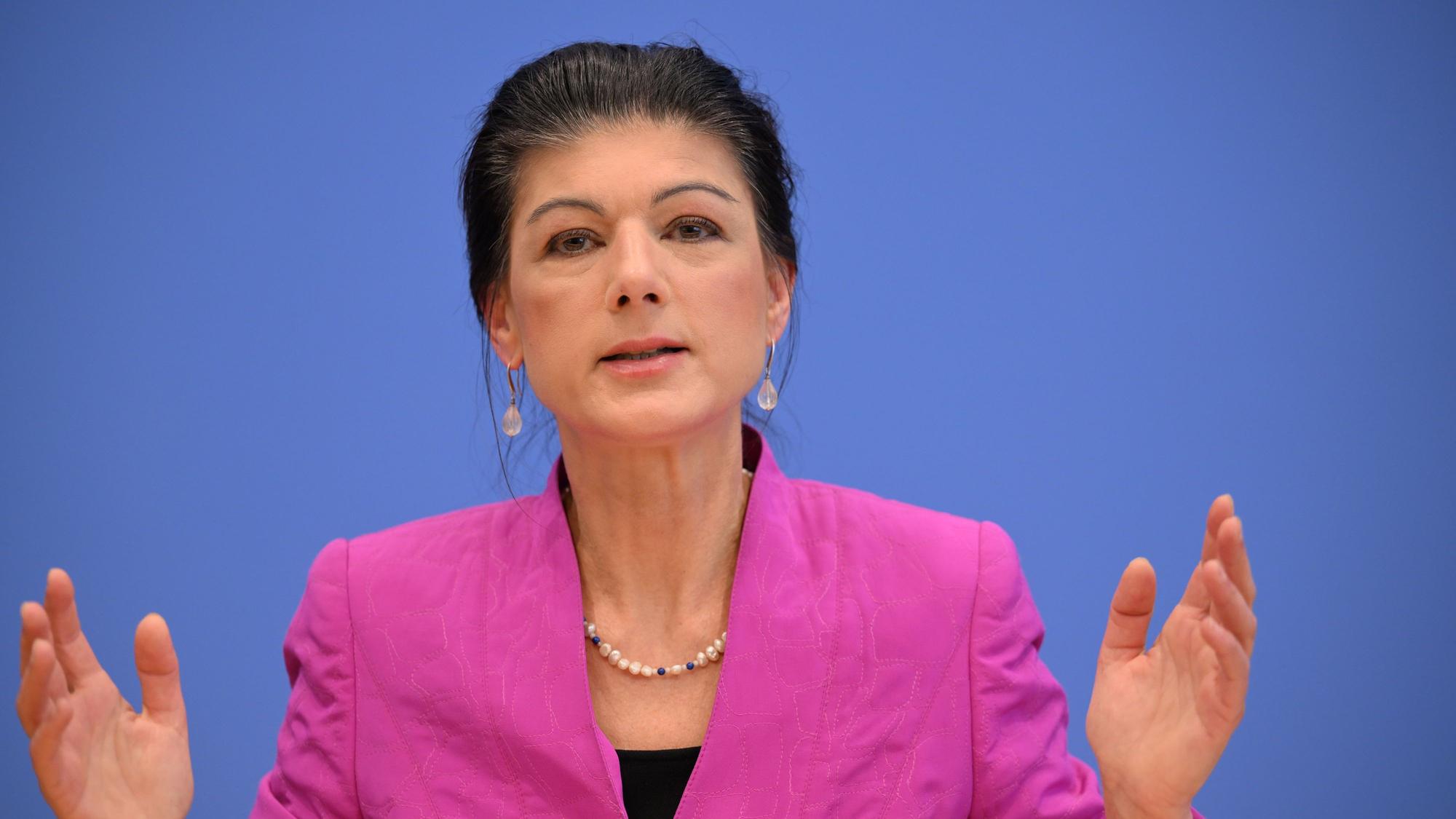 ARCHIV - 24.02.2025, Berlin: Sahra Wagenknecht, Spitzenkandidatin und Parteivorsitzende vom Bündnis Sahra Wagenknecht (BSW), spricht im Haus der Bundespressekonferenz auf einer Pressekonferenz. (zu dpa: «Wagenknecht: Finanzpaket ist «wahnwitzig» und Wählerbetrug») Foto: Sören Stache/dpa +++ dpa-Bildfunk +++