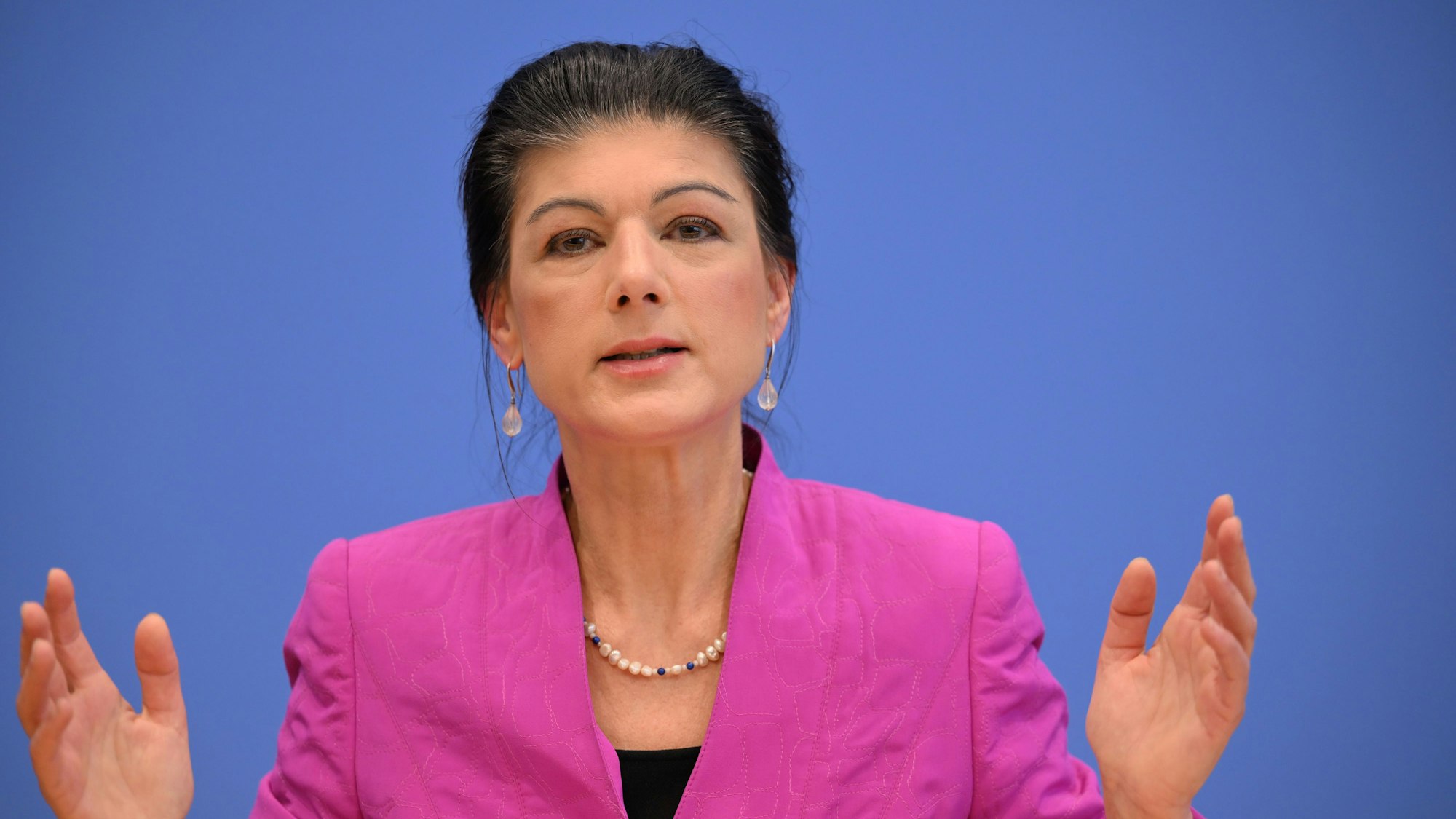 ARCHIV - 24.02.2025, Berlin: Sahra Wagenknecht, Spitzenkandidatin und Parteivorsitzende vom Bündnis Sahra Wagenknecht (BSW), spricht im Haus der Bundespressekonferenz auf einer Pressekonferenz. (zu dpa: «Wagenknecht: Finanzpaket ist «wahnwitzig» und Wählerbetrug») Foto: Sören Stache/dpa +++ dpa-Bildfunk +++