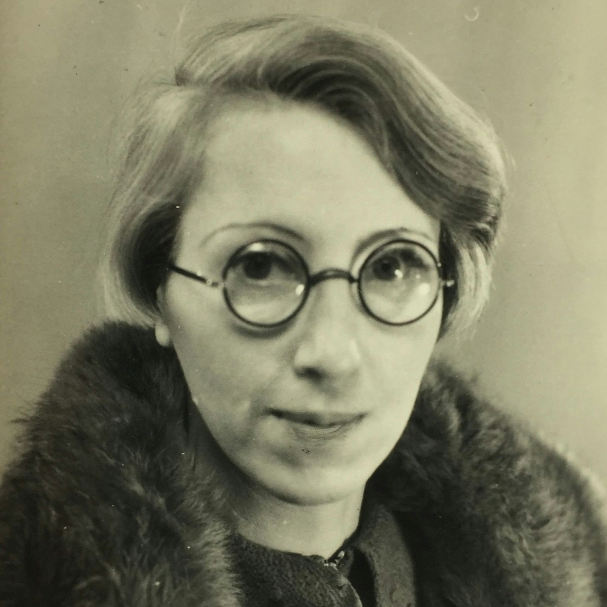 Eine alte Sepia-Fotografie der Malerin Edith Auerbach