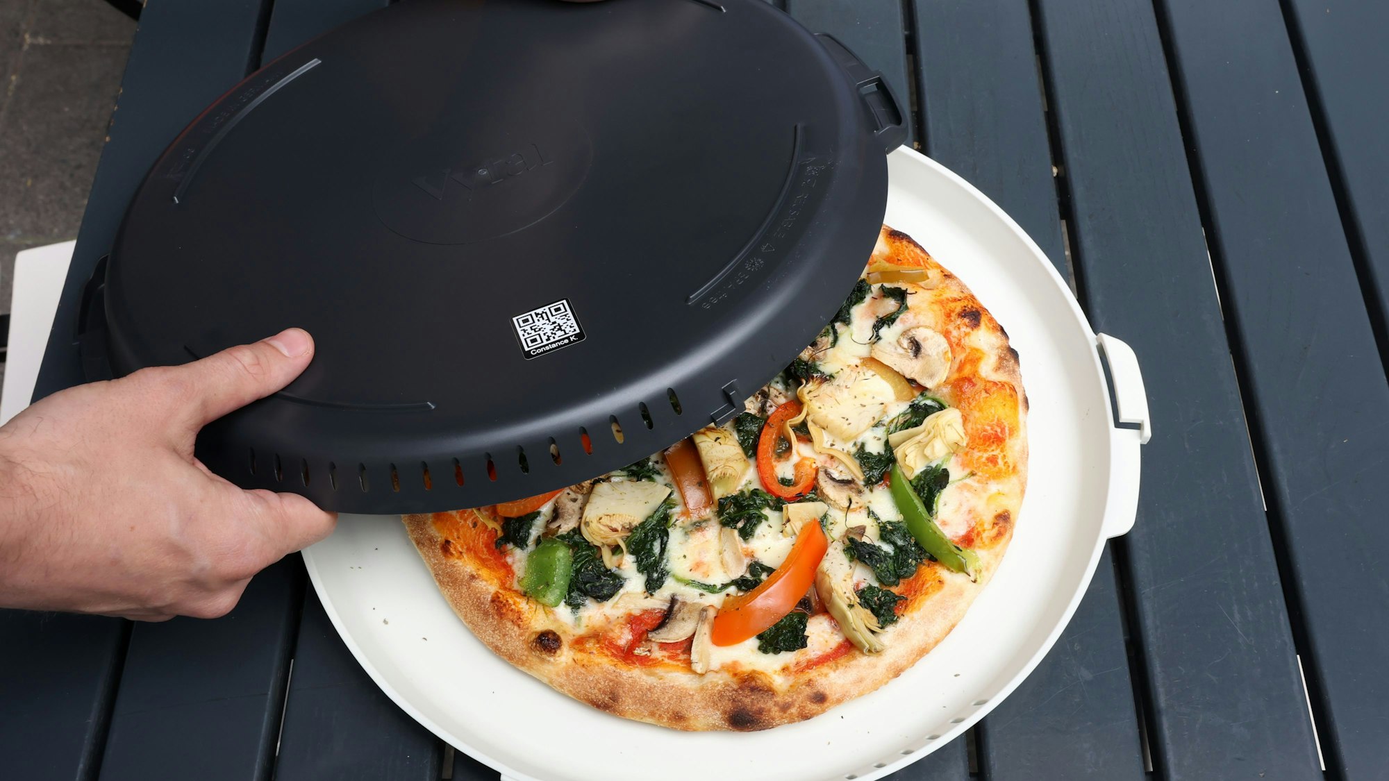 Pizzeria Piccola in Ehrenfeld bietet ihre Pizza im Mehrwegbehälter von der Firma Vytal an