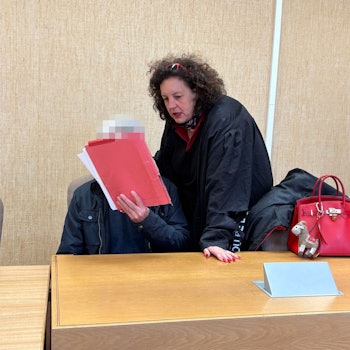 Der Angeklagte mit seiner Verteidigerin Monika Troll beim Prozess im Kölner Amtsgericht