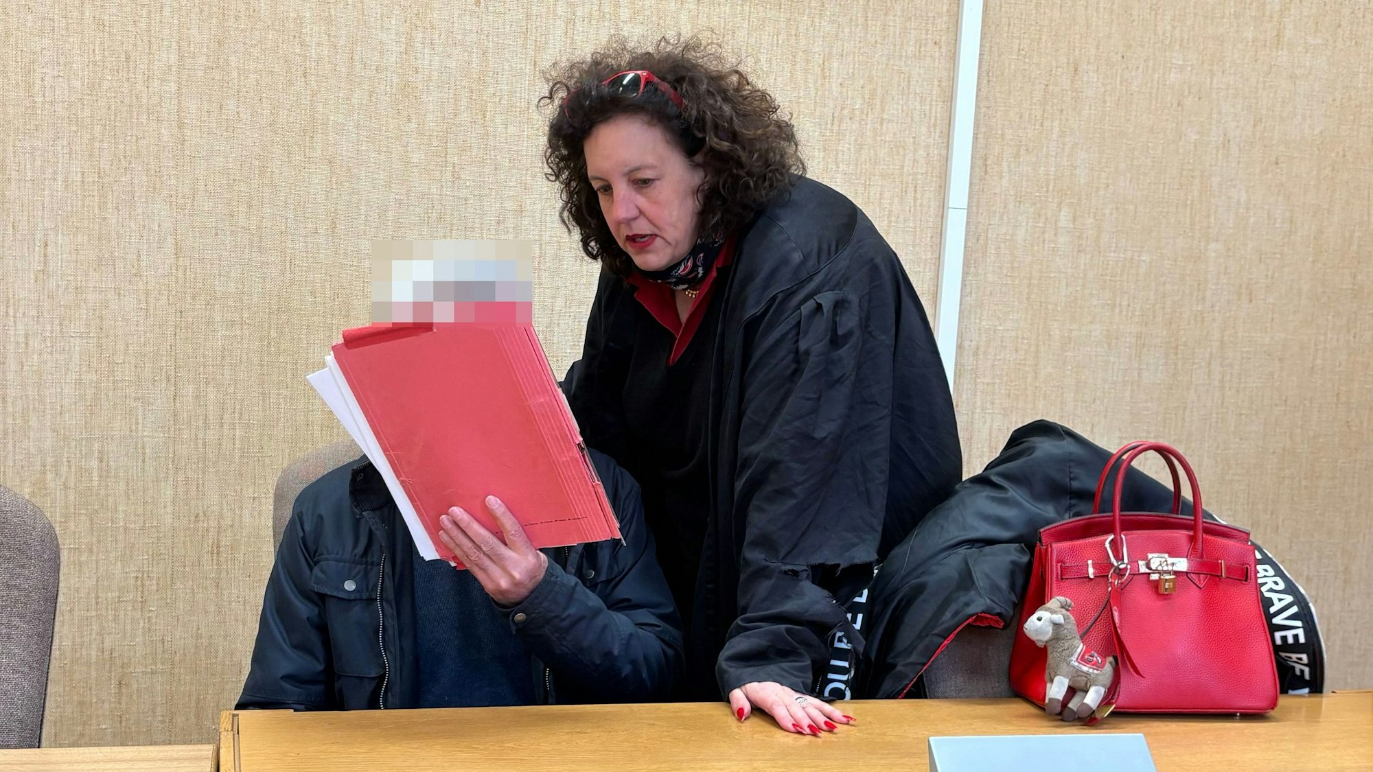 Der Angeklagte mit seiner Verteidigerin Monika Troll beim Prozess im Kölner Amtsgericht