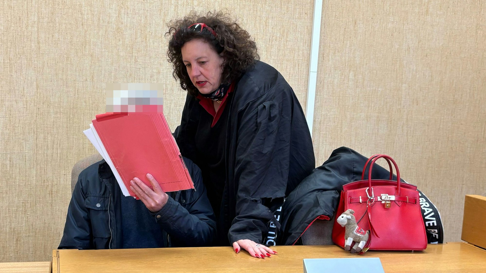 Der Angeklagte mit seiner Verteidigerin Monika Troll beim Prozess im Kölner Amtsgericht