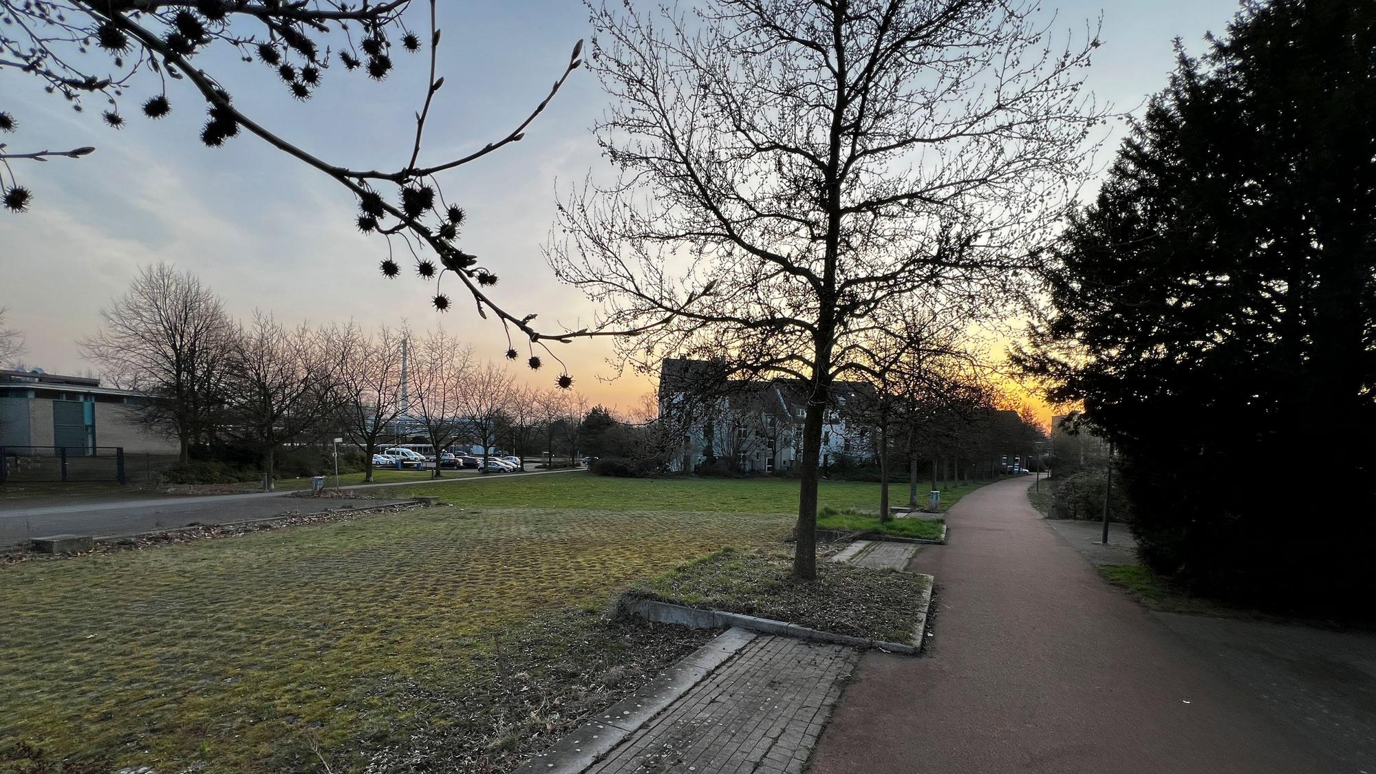 Im tiefsten Wiesdorfer Westen: Hier soll das Businessquartier Niederfeldstraße entstehen. Foto: Ralf Krieger