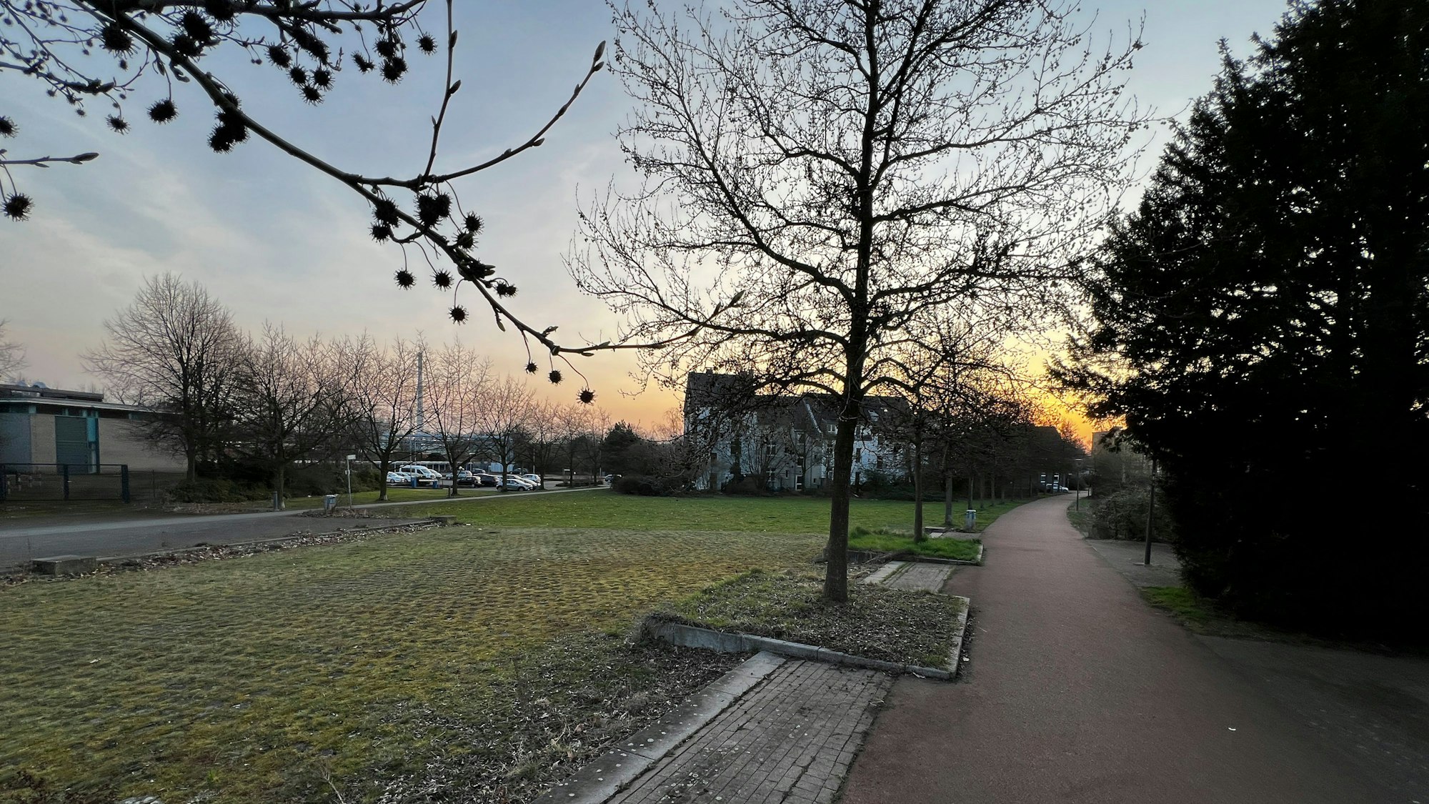Im tiefsten Wiesdorfer Westen: Hier soll das Businessquartier Niederfeldstraße entstehen. Foto: Ralf Krieger