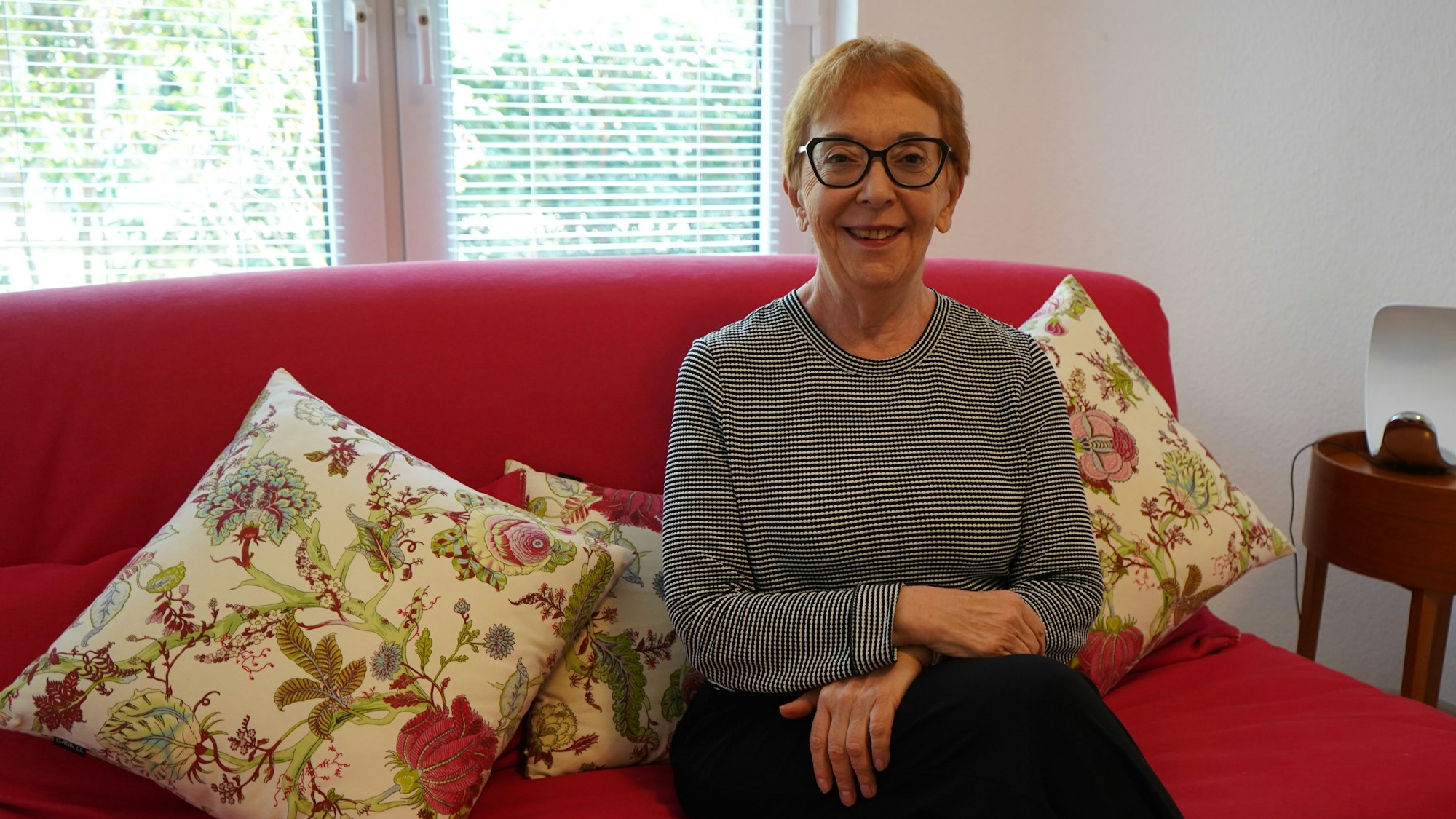 Das Foto zeigt Lale Akgün in ihrer Wohnung in Köln.