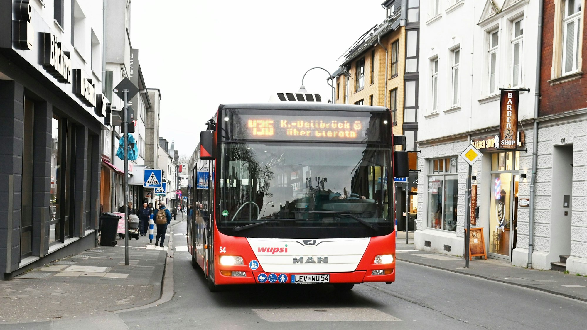 Das Bild zeigt einen Bus der KVB-Linie 436 in Köln. Foto: Alexander Schwaiger