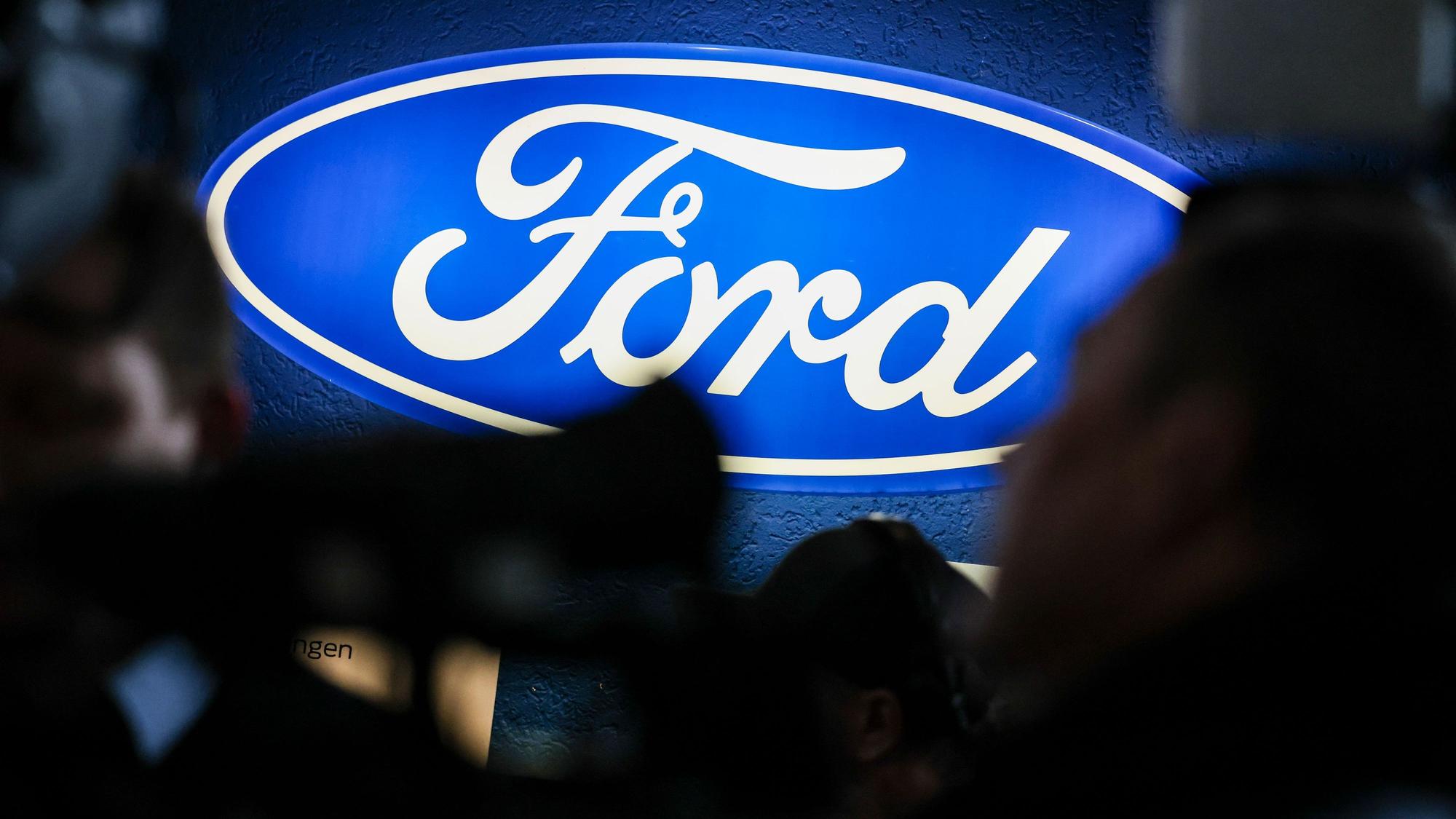 ARCHIV - 10.12.2024, Nordrhein-Westfalen, Köln: Ein beleuchtetes Firmenschild des Autobauers Ford leuchtet am Rande einer Betriebsversammlung am Standort Köln. (zu dpa: «Ford gibt verlustreicher Deutschlandtochter Finanzspritze») Foto: Christoph Reichwein/dpa +++ dpa-Bildfunk +++