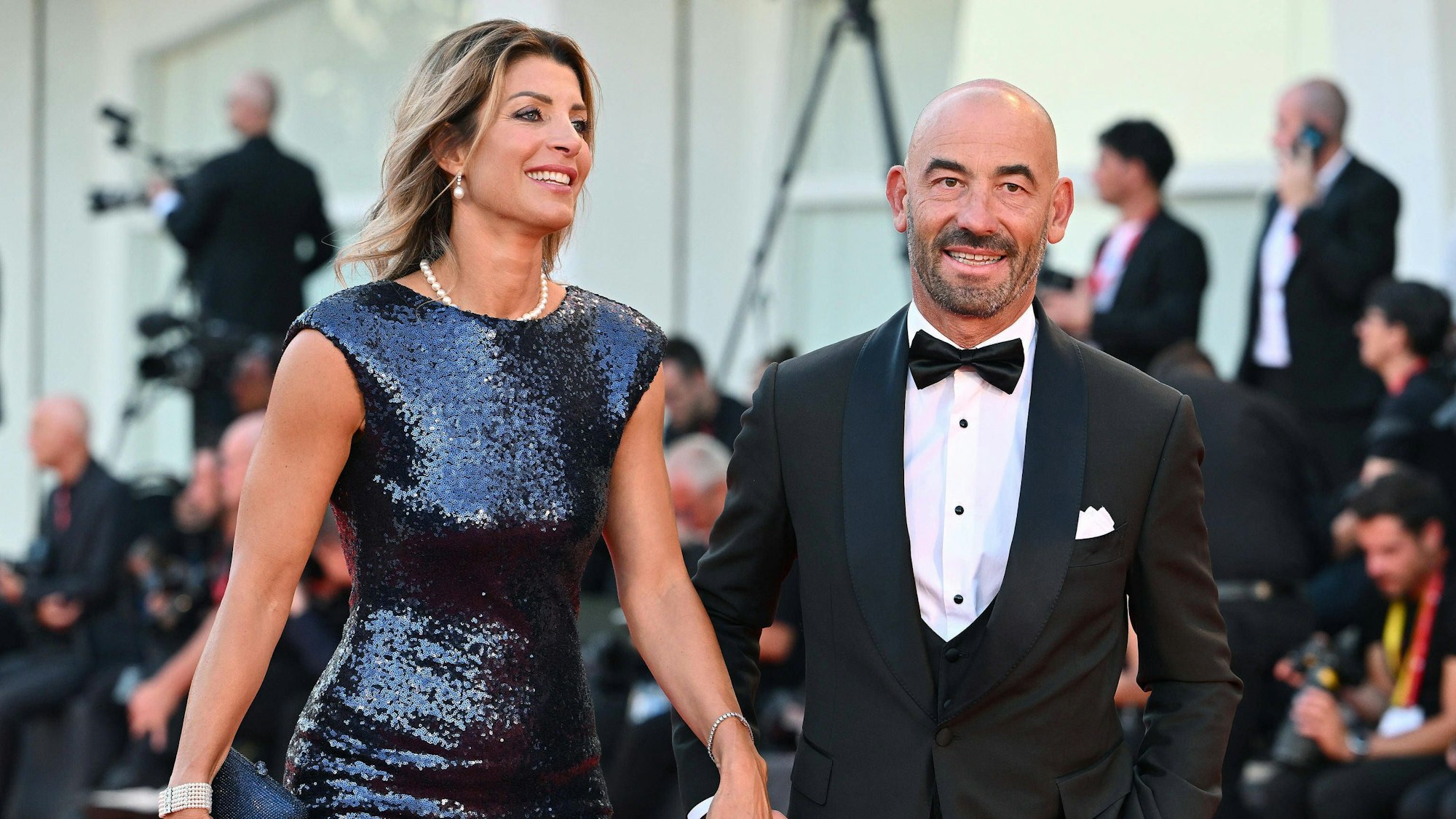 Der in Italien bekannte Infektiologe Matteo Bassetti (r) mit seiner Frau Maria Chiara Milano beim Filmfestival in Venedig.