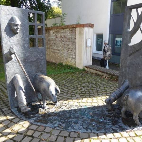 Zweigeteilte Bronzeskulptur in einem Park