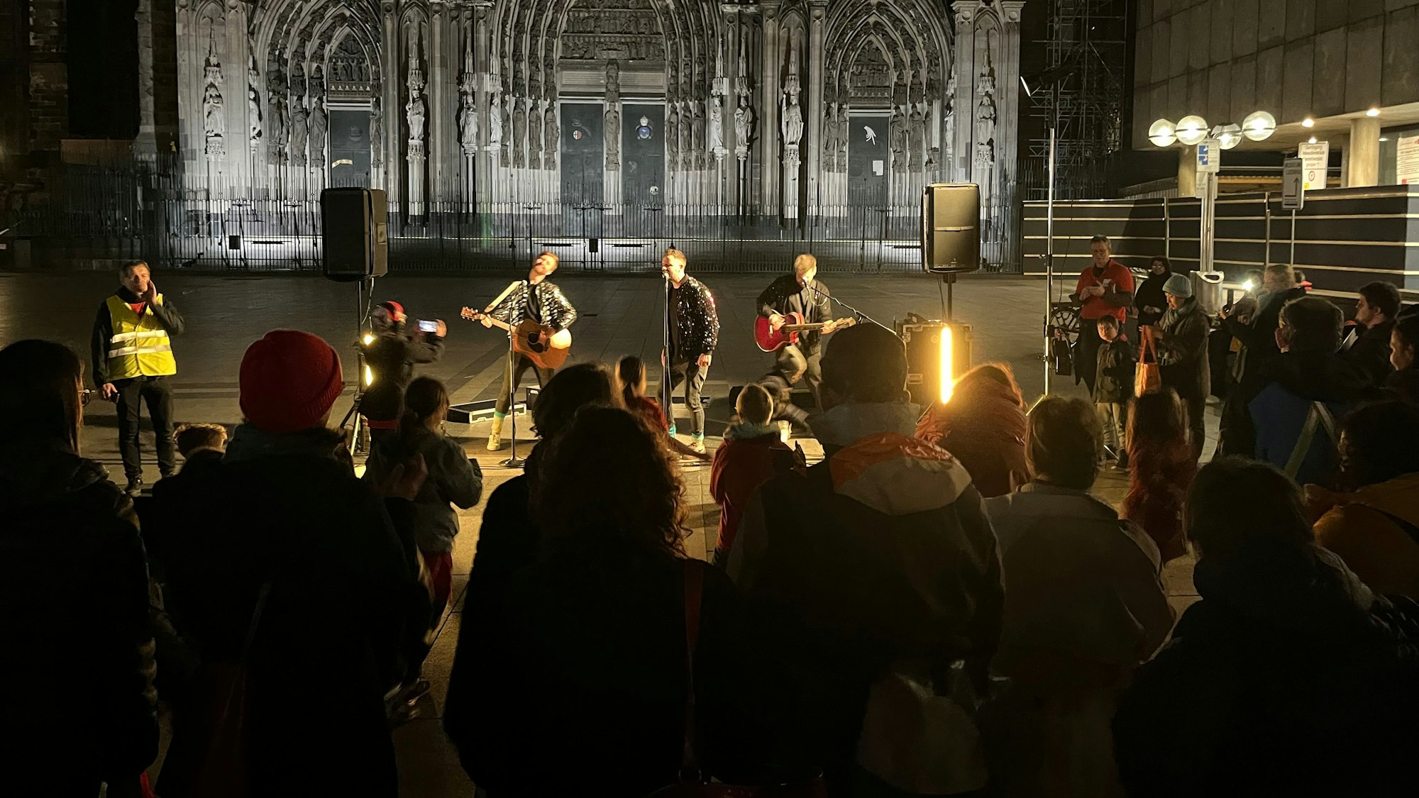 Auerbach spielen Konzert bei Kundgebung vor dem Dom