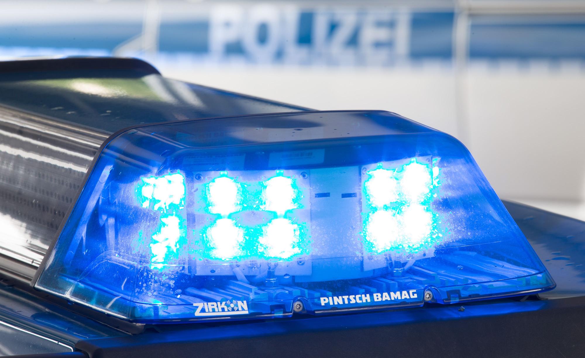 Ein Blaulicht leuchtet auf dem Dach eines Polizeiwagens.