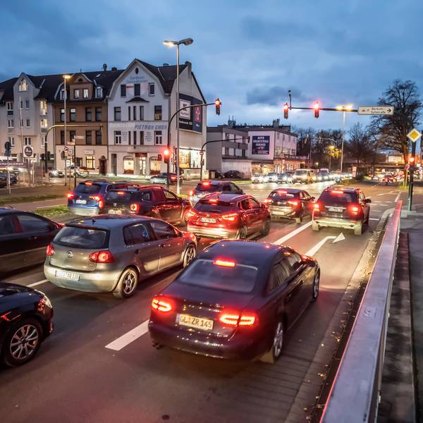 Gustav-Heinemann-Straße, Borkumstraße, Stixchesstraße, Manfort: Hier ist oft viel Autoverkehr. Foto: Ralf Krieger