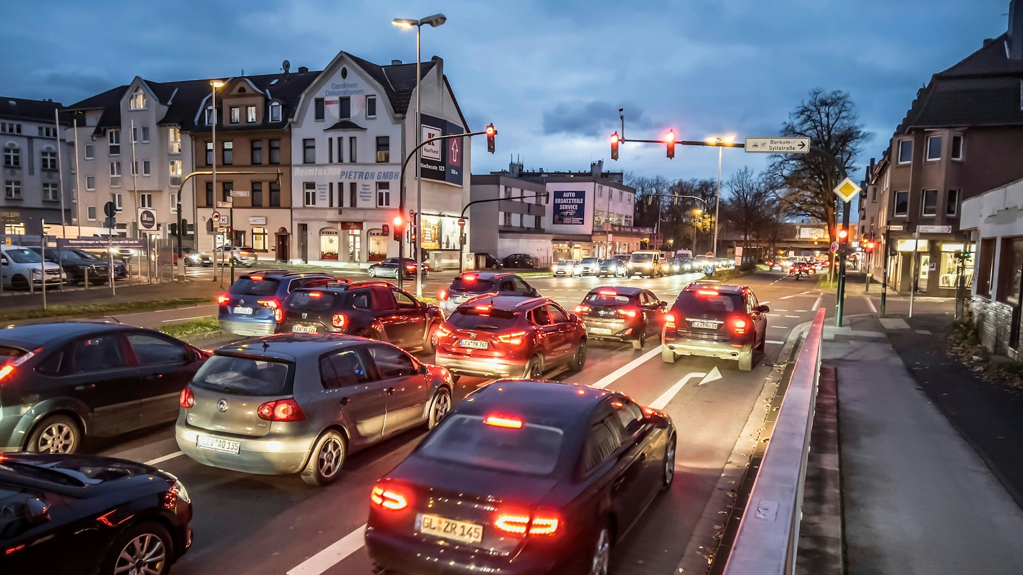Viel zu viele Autos, eine Autobahn, eine Eisenbahn, schlechte Luft, kein wirkliches Zentrum: In Manfort muss etwas geschehen, findet die Stadtverwaltung.