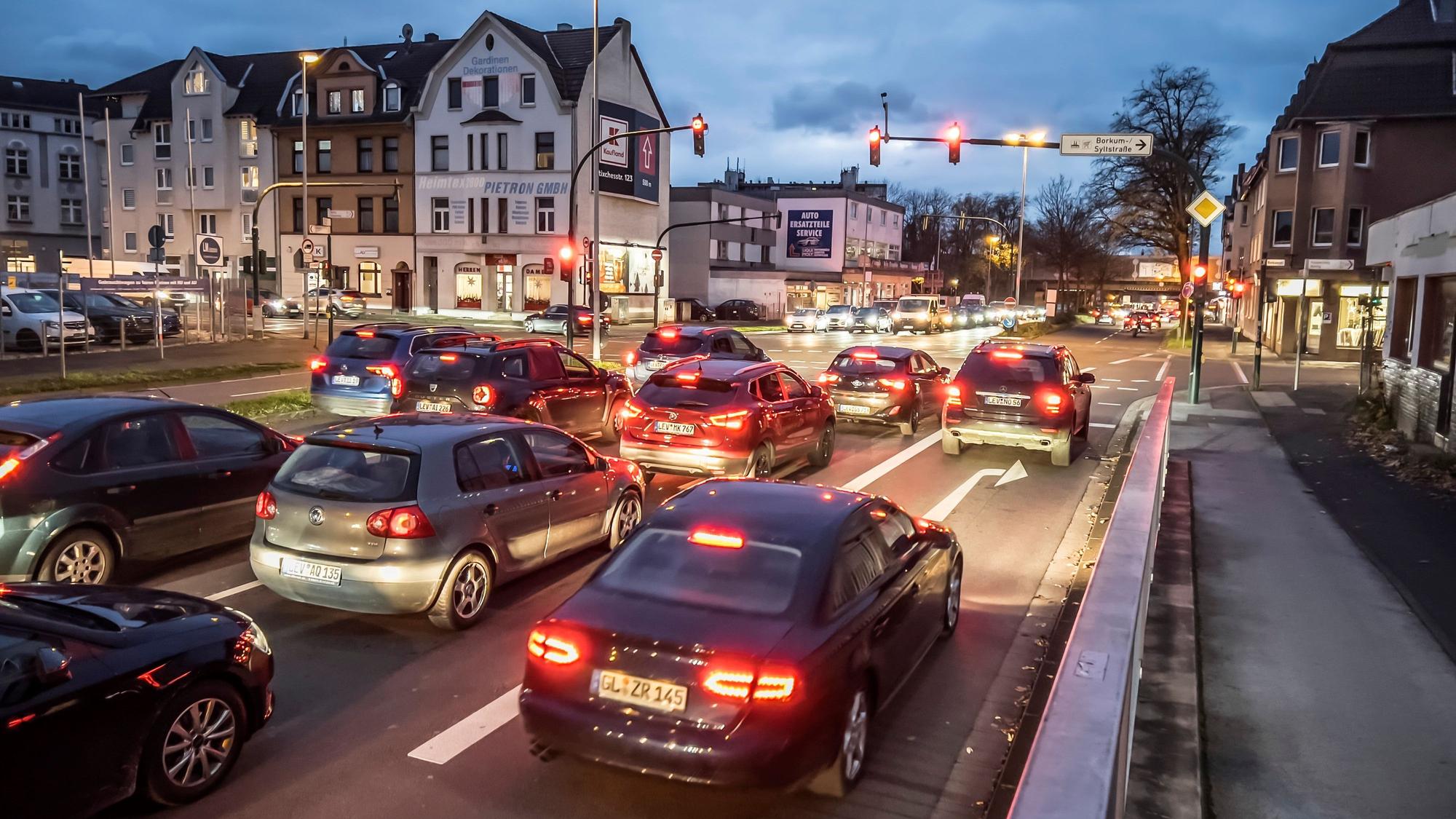 Gustav-Heinemann-Straße, Borkumstraße, Stixchesstraße, Manfort: Hier ist oft viel Autoverkehr. Foto: Ralf Krieger