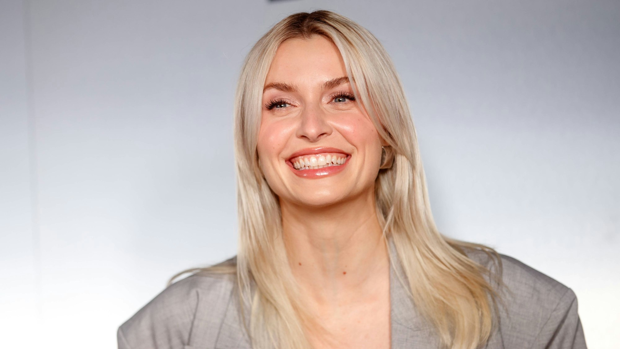 Lena Gercke lacht