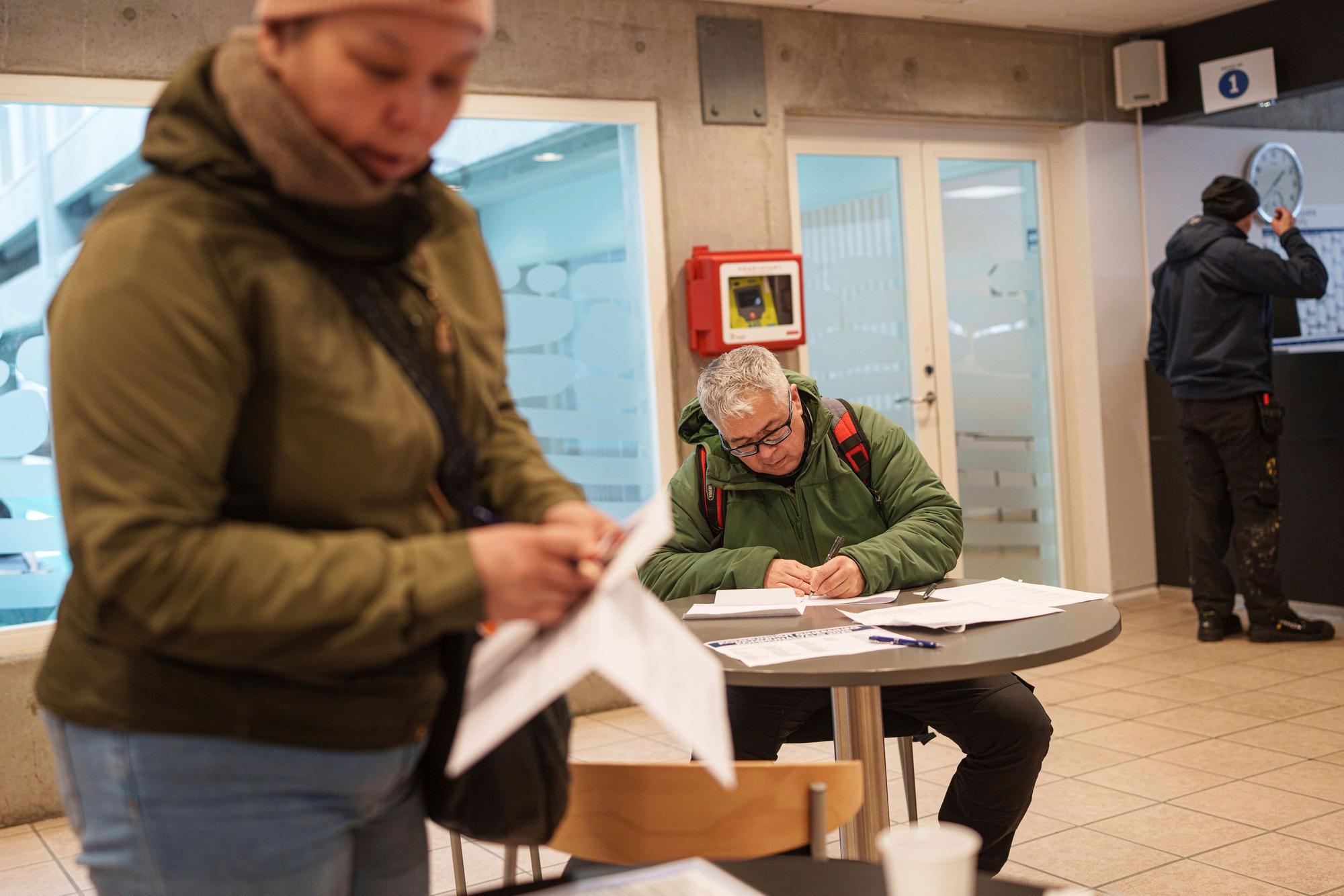 Auf dem Bild zu sehen ist Carl Fleischer, 59, der im Rahmen der vorgezogenen Wahlen Grönlands im Rathaus der Hauptstadt Nuuk, seine Stimme abgibt. Foto: Evgeniy Maloletka/AP/dpa