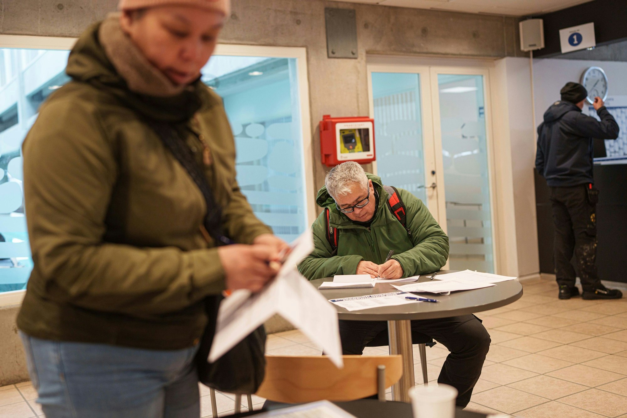 Auf dem Bild zu sehen ist Carl Fleischer, 59, der im Rahmen der vorgezogenen Wahlen Grönlands im Rathaus der Hauptstadt Nuuk, seine Stimme abgibt. Foto: Evgeniy Maloletka/AP/dpa