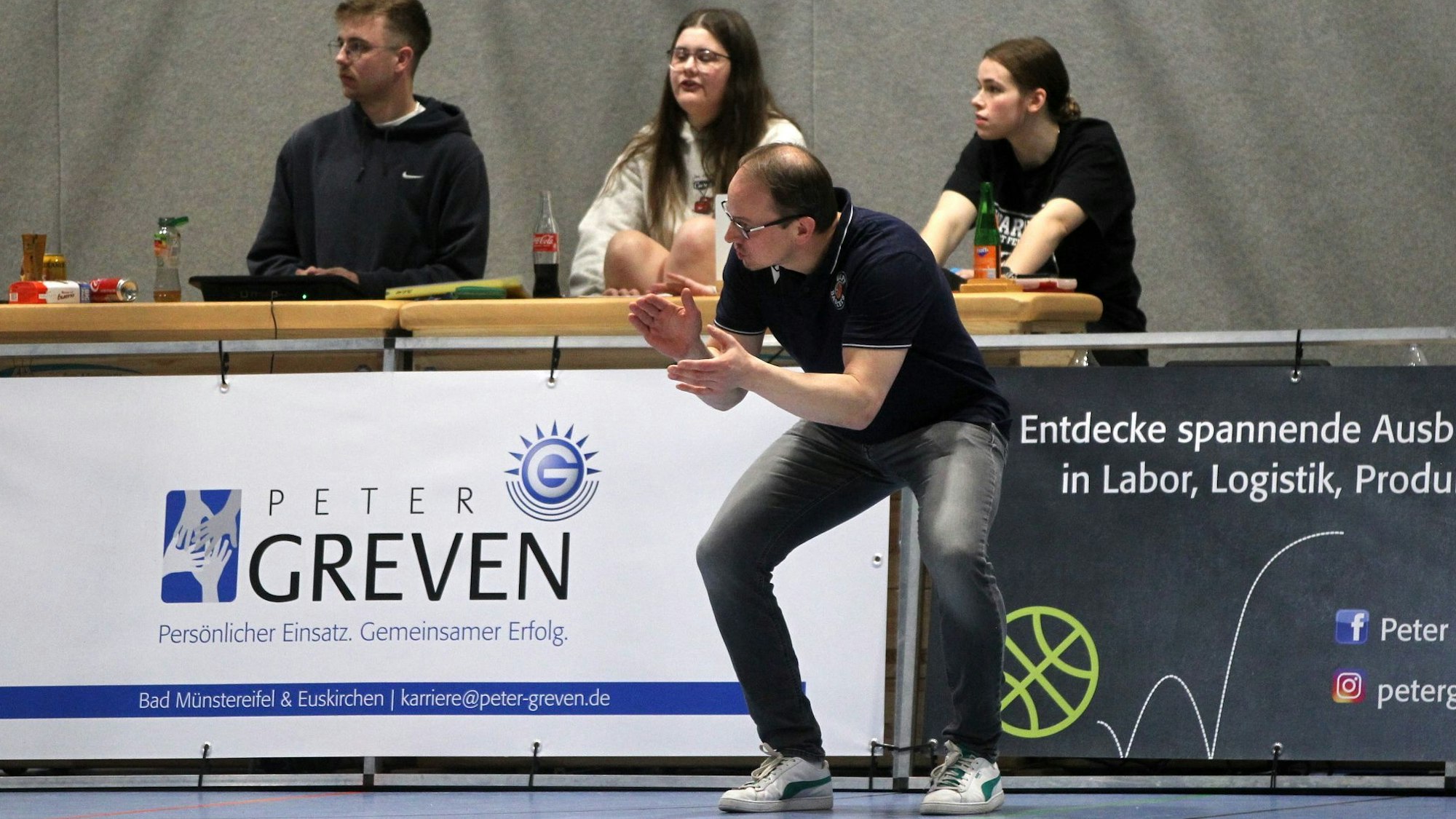 Florian Hammes feuert klatschend seine Spieler an.