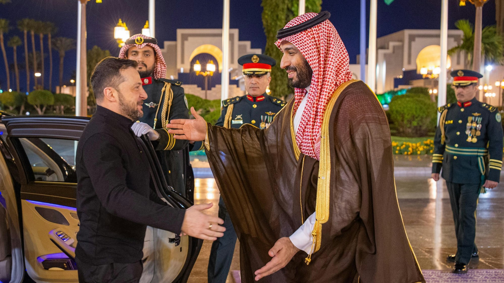 Der saudische Kronprinz Mohammed bin Salman (r) begrüßt Wolodymyr Selenskyj, Präsident der Ukraine, im Königspalast in Dschidda, Saudi-Arabien. (Archivbild)