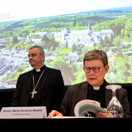 Kardinal Rainer Woelki (r.) nimmt an der Frühjahrsvollversammlung der Deutschen Bischofskonferenz im März in Kloster Steinfeld teil. Im Hintergrund der päpstliche Nuntius (Botschafter), Erzbischof Nikola Eterovic.
