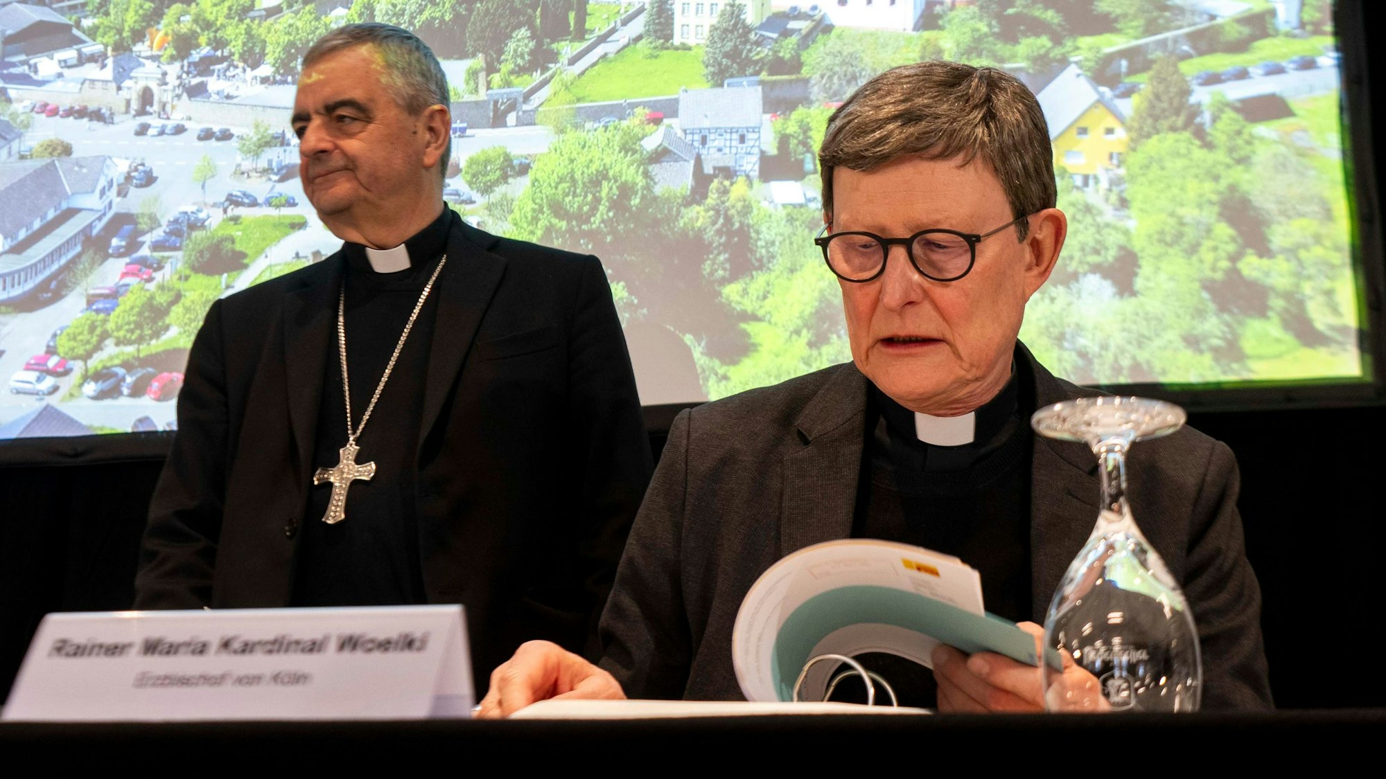 Kardinal Rainer Woelki (r.) nimmt an der Frühjahrsvollversammlung der Deutschen Bischofskonferenz im März in Kloster Steinfeld teil. Im Hintergrund der päpstliche Nuntius (Botschafter), Erzbischof Nikola Eterovic.
