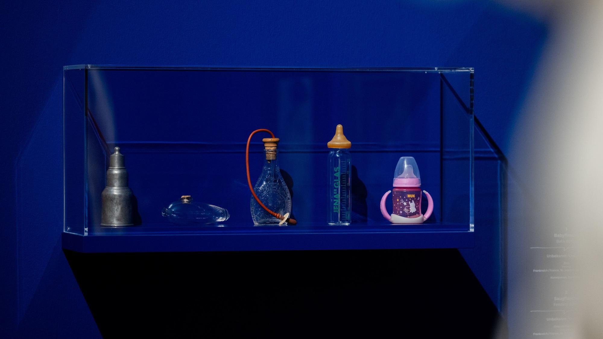 Nordrhein-Westfalen, Düsseldorf: Historische Babyflaschen, darunter sogenannte ·Mörderfläschchen· sind in der Ausstellung „Mama. Von Maria bis Merkel“ im Museum Kunstpalast zu sehen.
