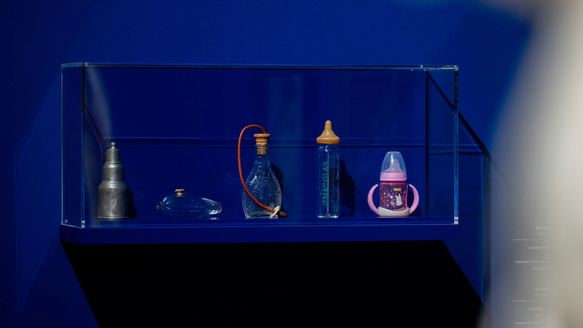 Nordrhein-Westfalen, Düsseldorf: Historische Babyflaschen, darunter sogenannte ·Mörderfläschchen· sind in der Ausstellung „Mama. Von Maria bis Merkel“ im Museum Kunstpalast zu sehen.