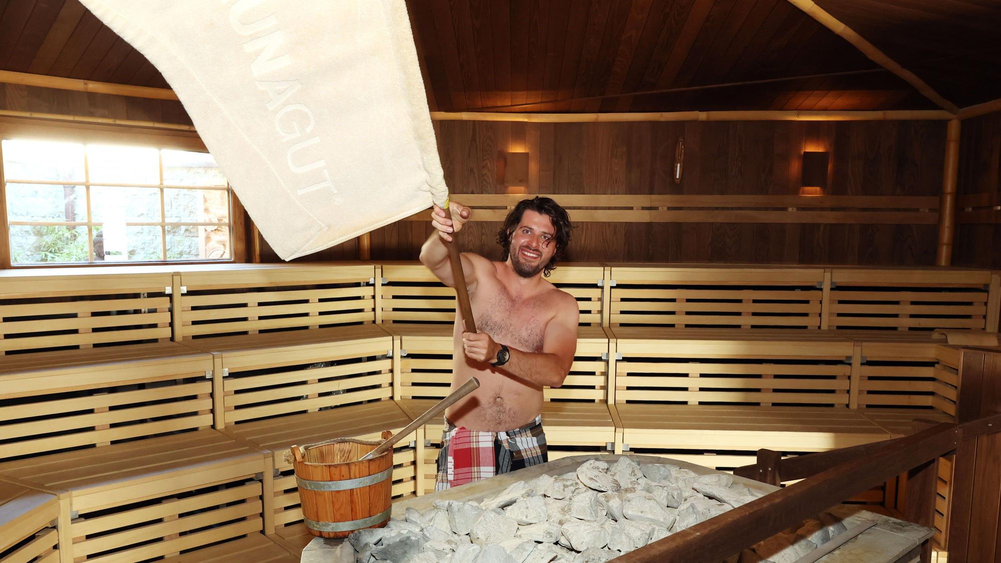 Saunameister Marlon Reker vom Neptunbad bei der Arbeit (Archivbild 2023).