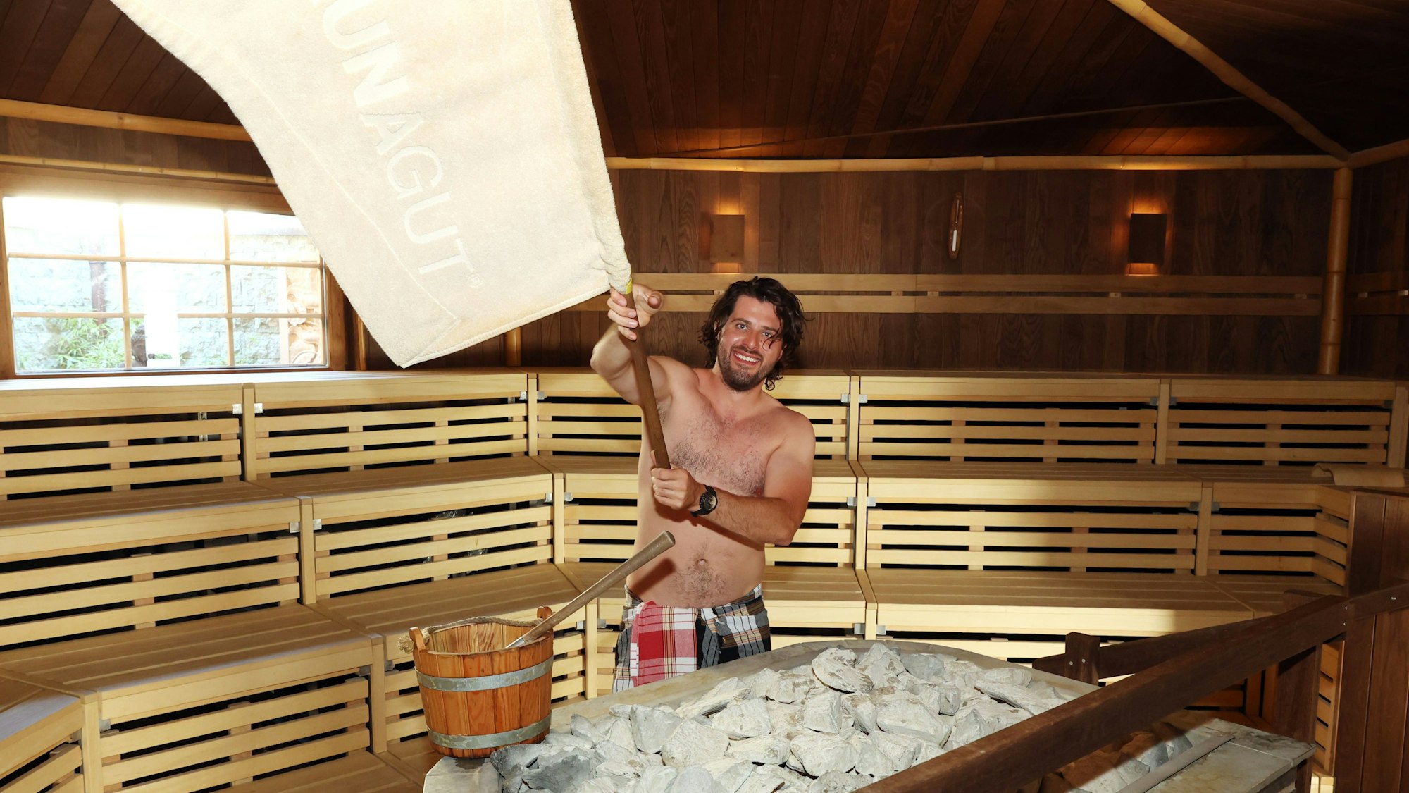 Saunameister Marlon Reker vom Neptunbad bei der Arbeit (Archivbild 2023).