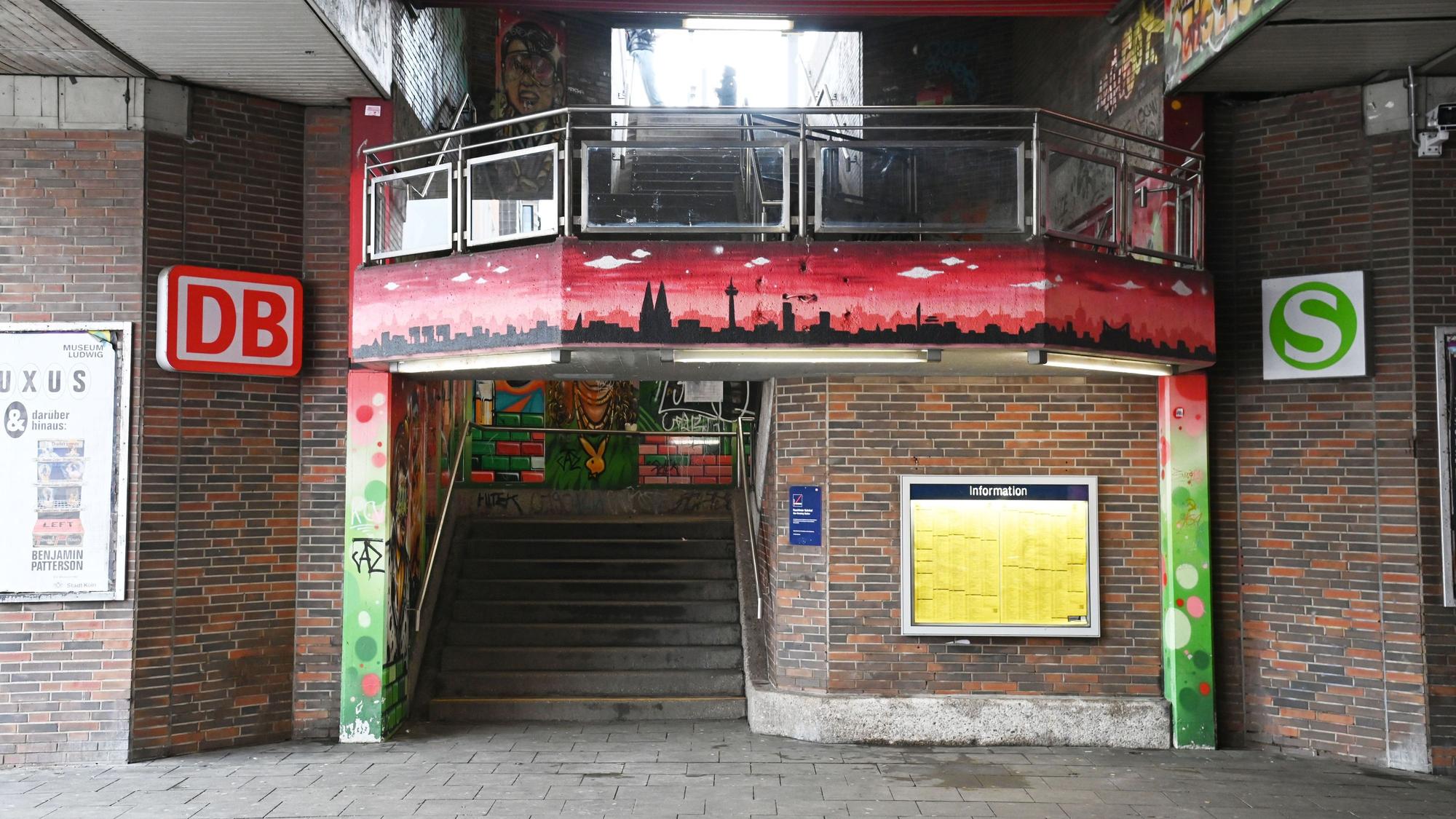 Das Foto zeigt den Aufgang zur Haltestelle Köln-Hansaring. Foto: Alexander Schwaiger