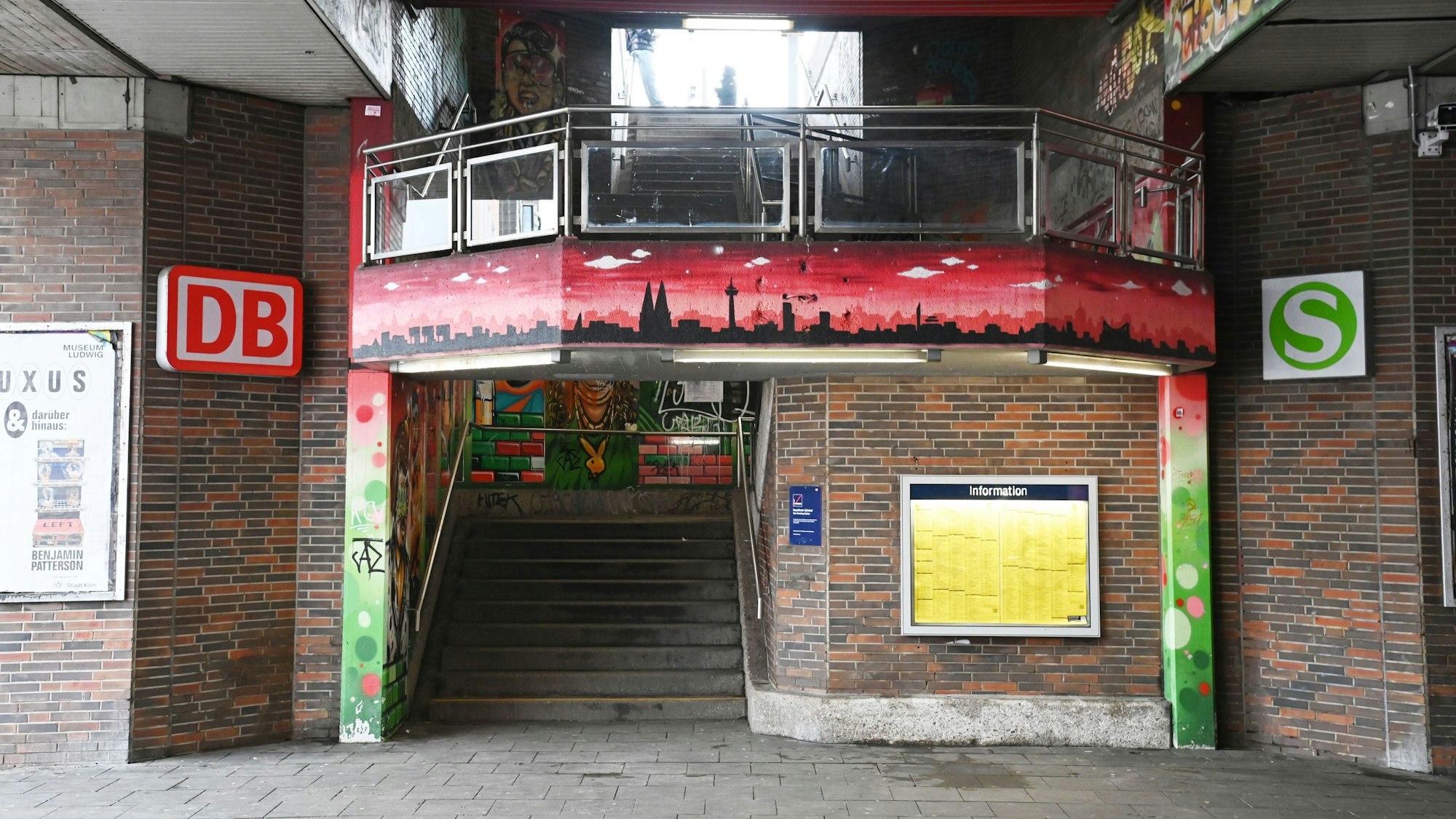 Das Foto zeigt den Aufgang zur Haltestelle Köln-Hansaring. Foto: Alexander Schwaiger