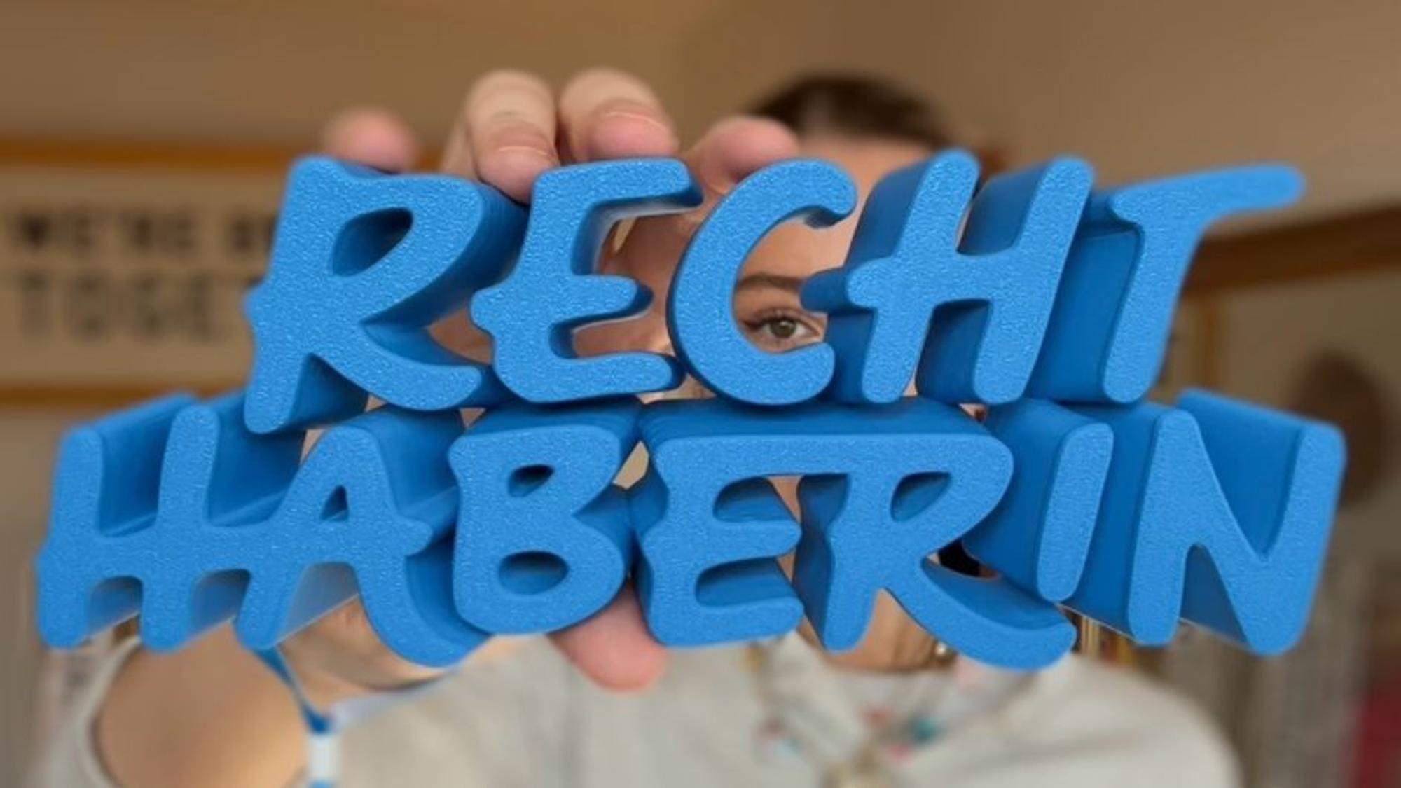 Helena Bleicher hält ein Schild mit der Aufschrift "Rechthaberin" in die Kamera.