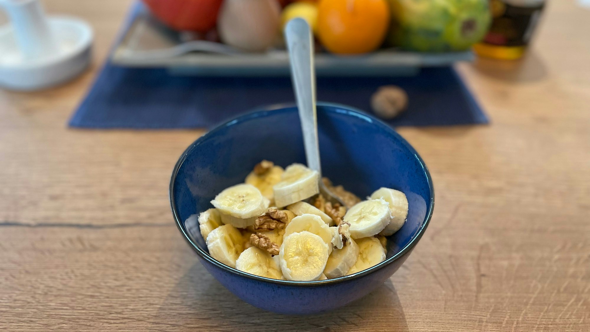 Müsli mit Banane und Nüssen (Symbolbild).