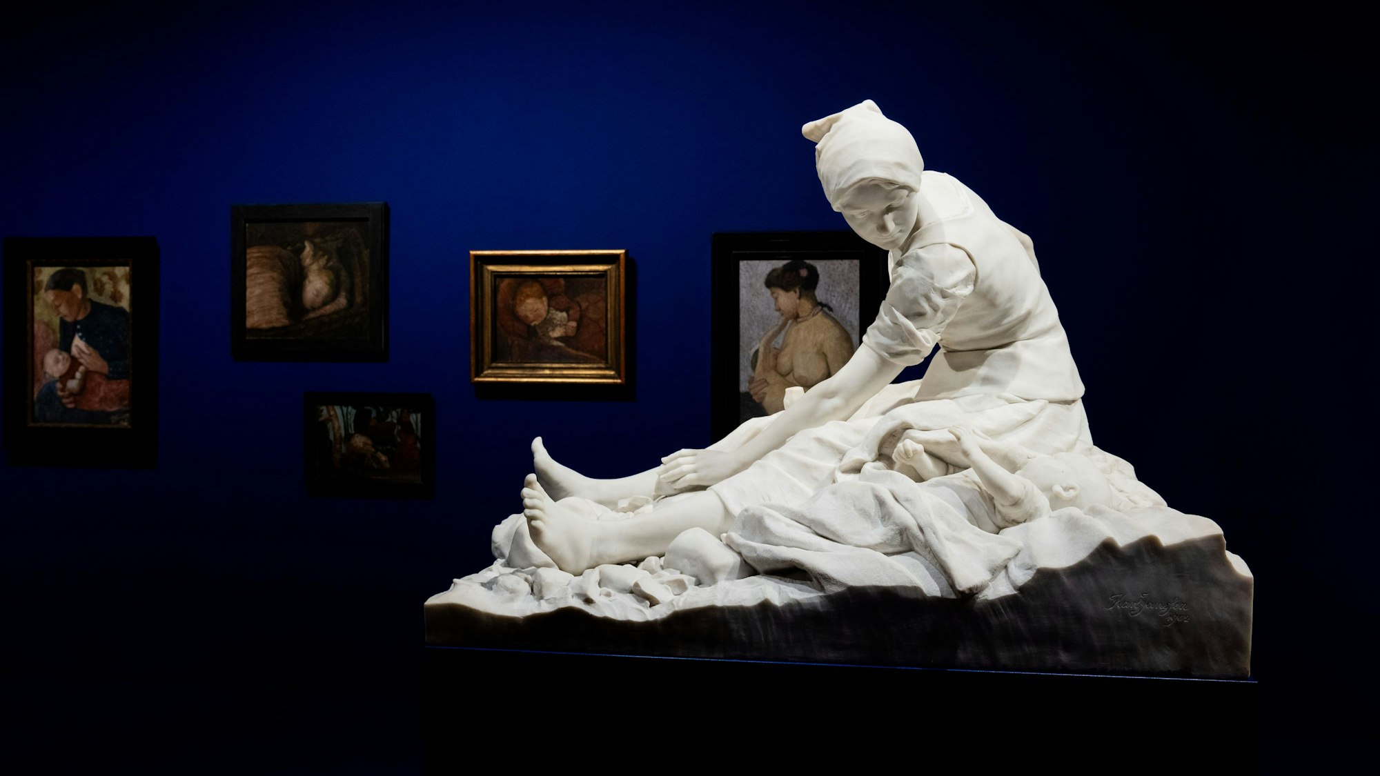 Die Skulptur „Die Steinklopferin“ (1902) von Karl Janssen ist in der Ausstellung „Mama. Von Maria bis Merkel“ im Museum Kunstpalast zu sehen.
