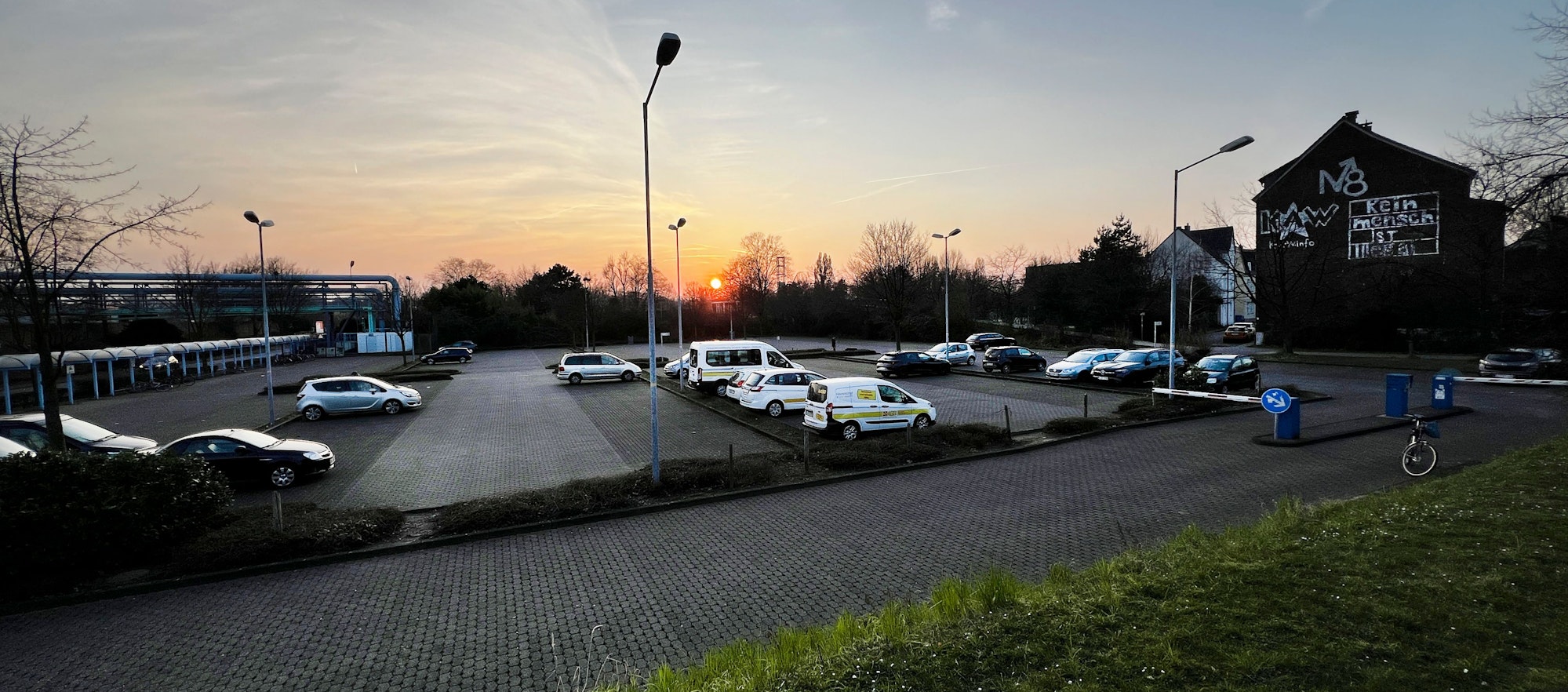 Auf dem Bayer-Parkplatz könnte ein Parkhaus gebaut werden. Im tiefsten Wiesdorfer Westen: Hier soll das Businessquartier Niederfeldstraße entstehen. Foto: Ralf Krieger