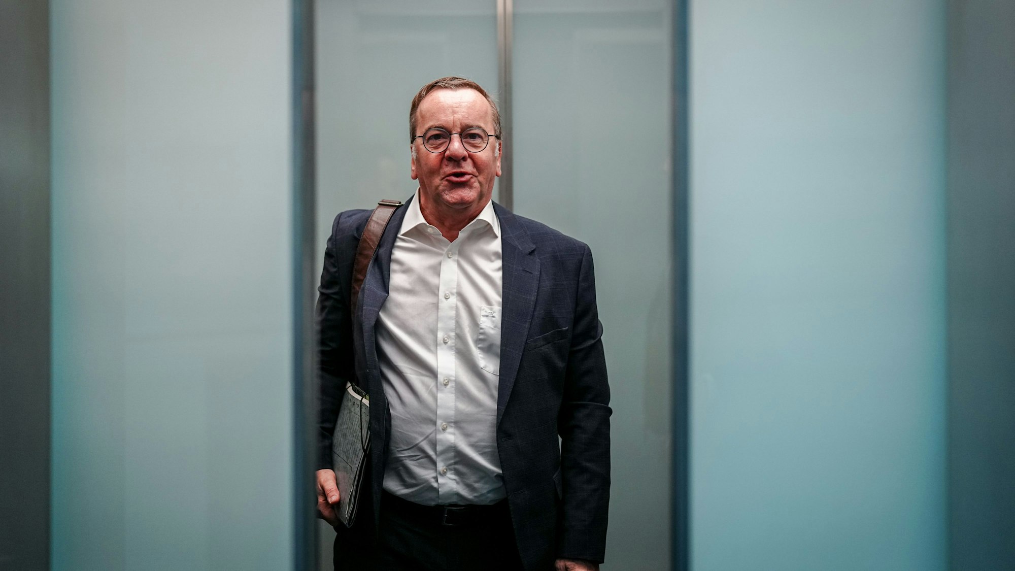 Das Foto zeigt Boris Pistorius (SPD), Bundesminister der Verteidigung, im Aufzug auf dem Weg zuden Sondierungsgesprächen von Union und SPD in de vergangenen Woche. Foto: Kay Nietfeld/dpa